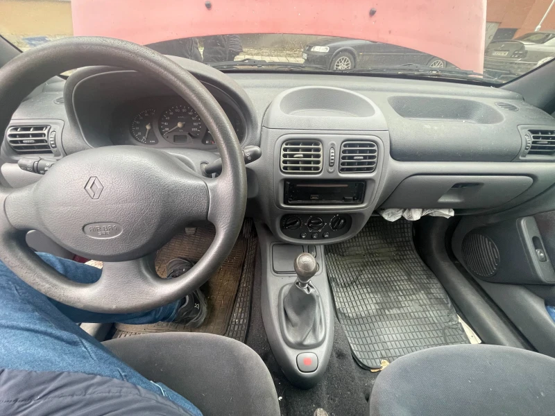 Renault Clio 1.4, снимка 5 - Автомобили и джипове - 48220577