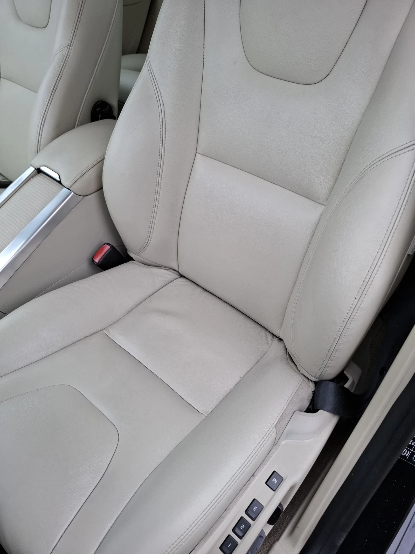 Volvo V60 2.4 D6 Plug in hibryd AWD 283 к с - изображение 3