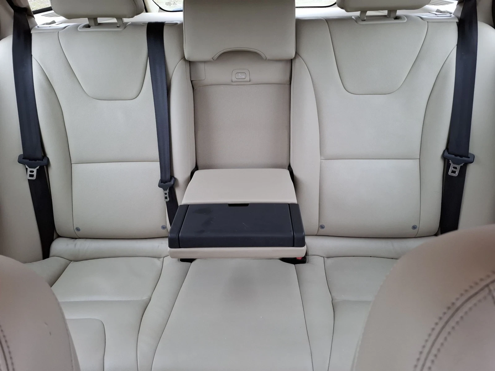 Volvo V60 2.4 D6 Plug in hibryd AWD 283 к с - изображение 7