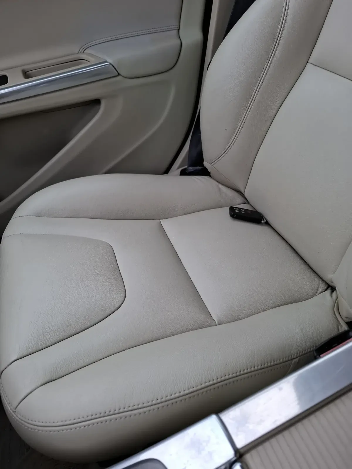 Volvo V60 2.4 D6 Plug in hibryd AWD 283 к с - изображение 4