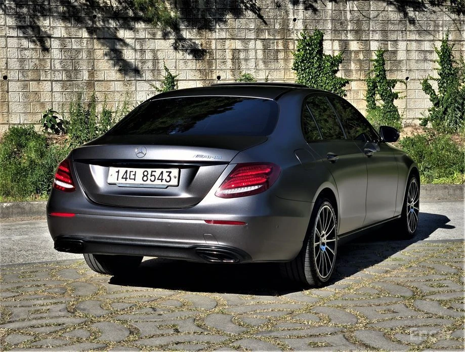 Mercedes-Benz E 220, снимка 2 - Автомобили и джипове - 54595297