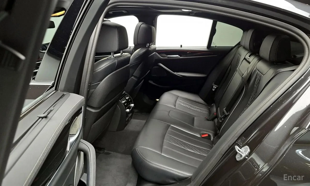 BMW 530 i M-Sport PKG| HUD| PANO| AMBIENT| , снимка 11 - Автомобили и джипове - 55822824