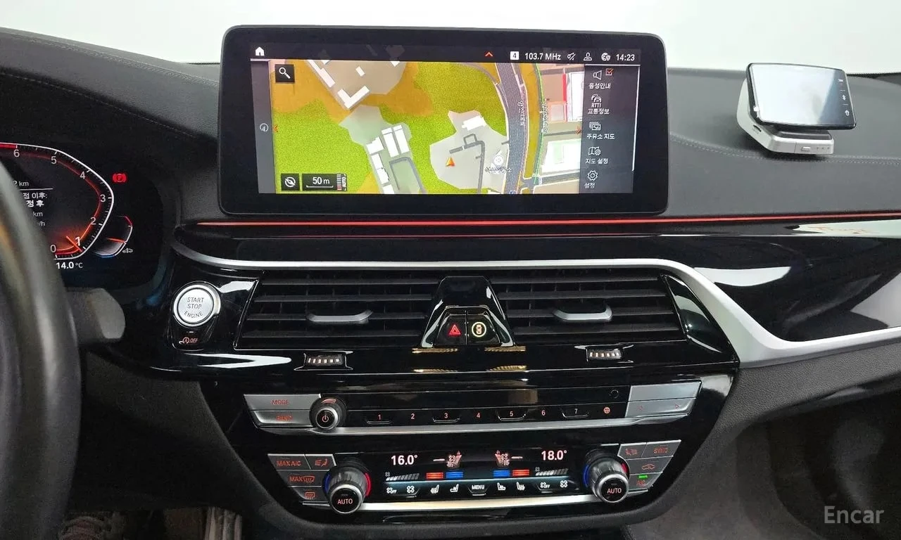 BMW 530 i M-Sport PKG| HUD| PANO| AMBIENT| , снимка 16 - Автомобили и джипове - 55822824