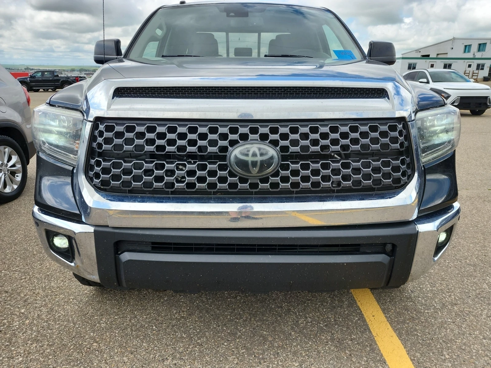 Toyota Tundra 5.7 V8 * SR5 PLUS CREW CAB STD BED * CARFAX * , снимка 2 - Автомобили и джипове - 55602989