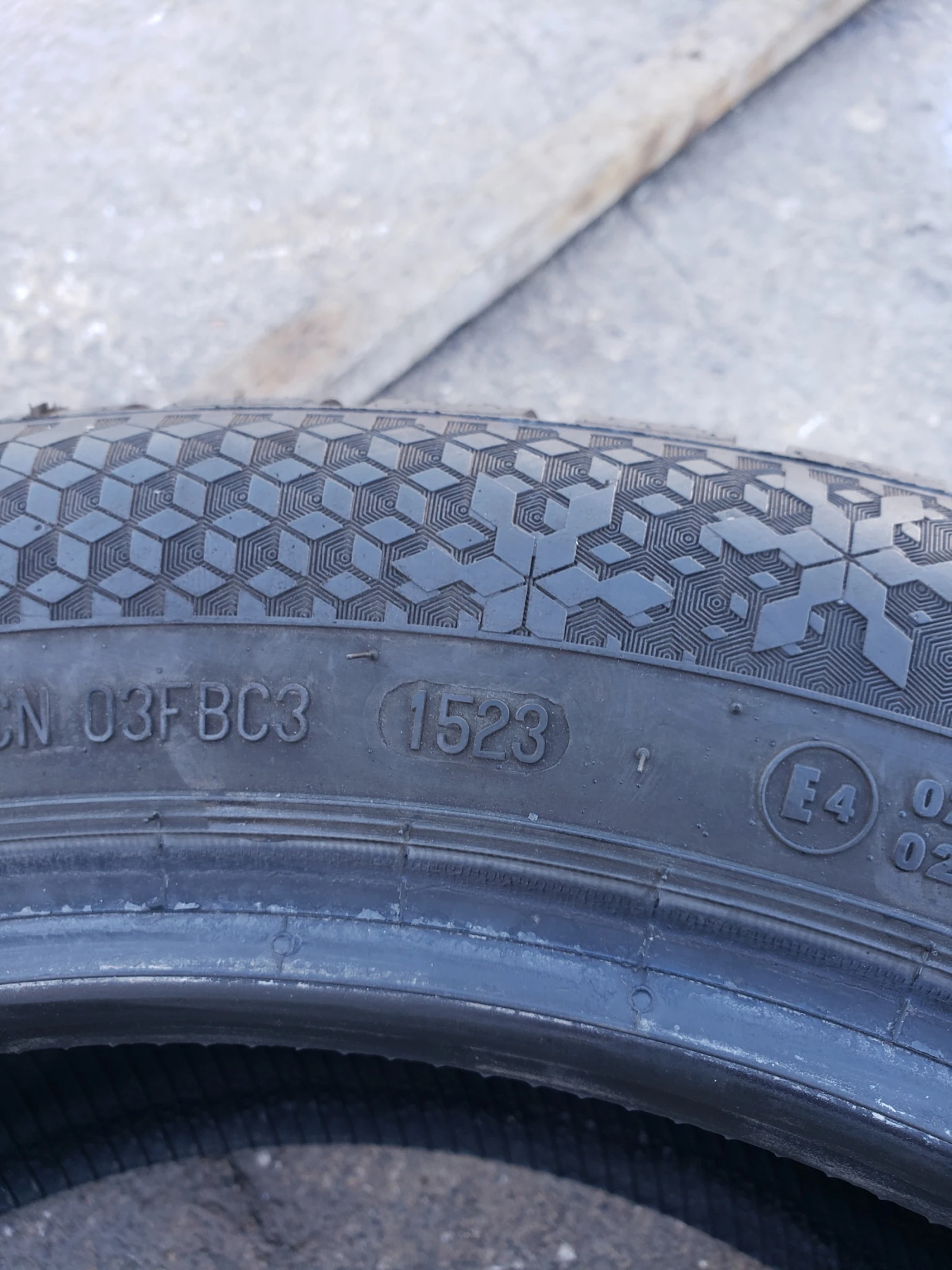 Гуми Зимни 205/55R17, снимка 4 - Гуми и джанти - 55959412