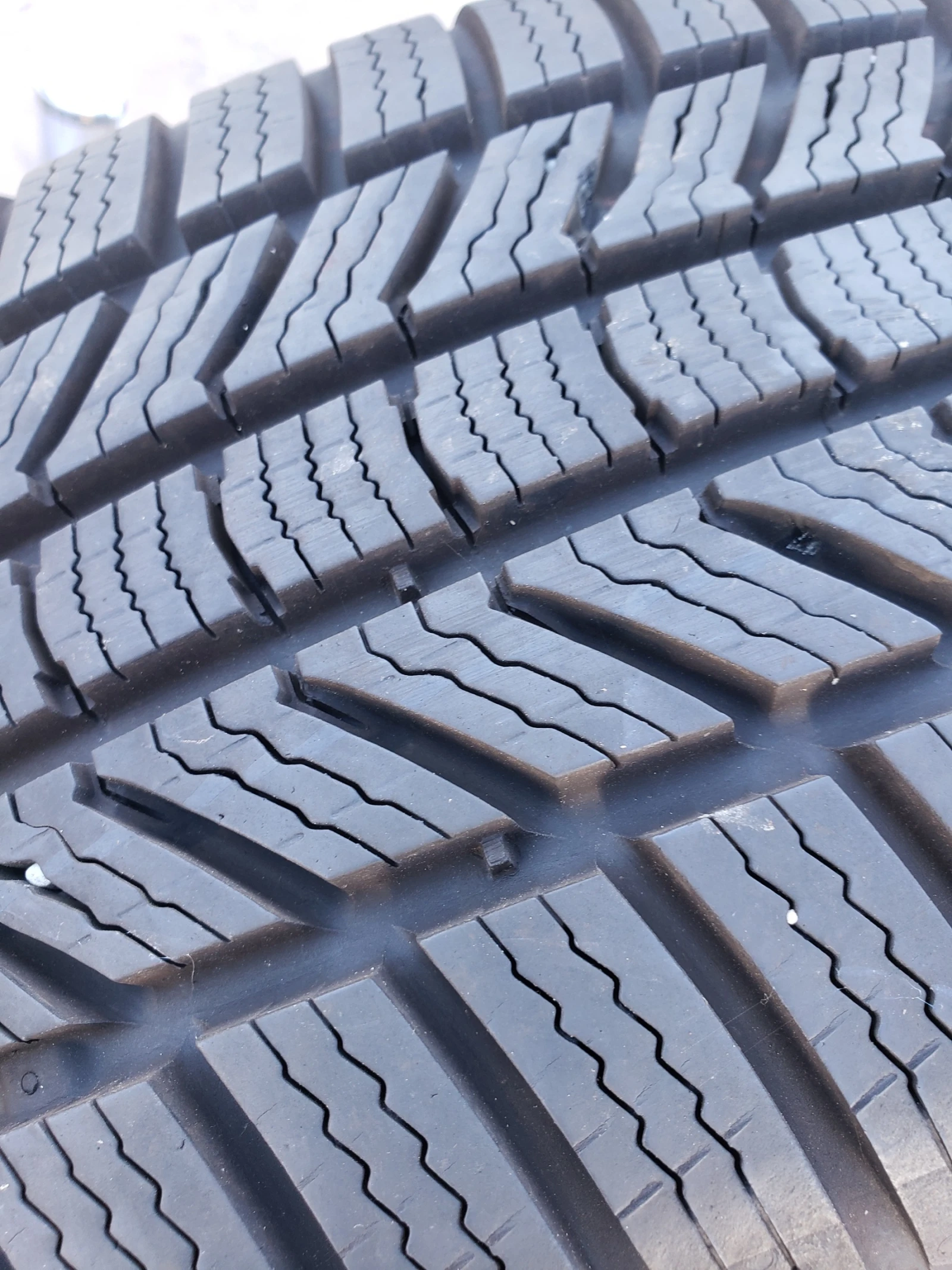 Гуми Зимни 205/55R17, снимка 2 - Гуми и джанти - 55959412