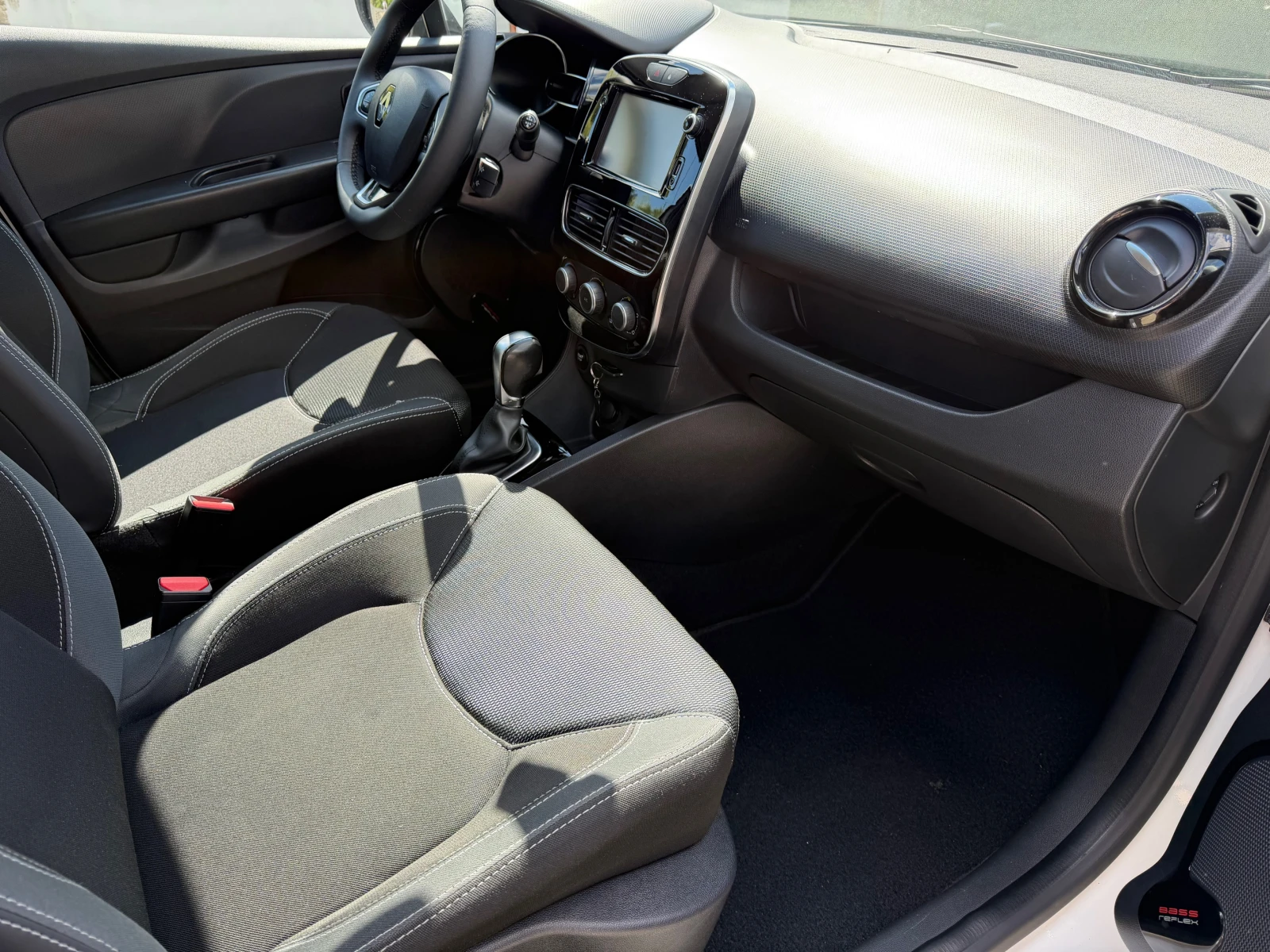 Renault Clio 1.5dci Автомат. Facelift., снимка 9 - Автомобили и джипове - 56196118