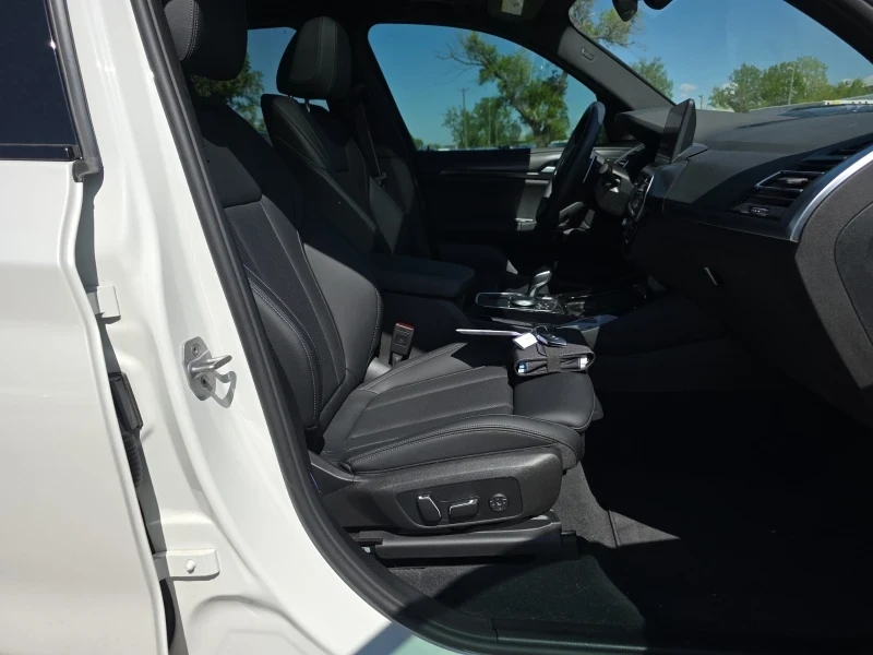 BMW X3 30i* M-Pack* HUD* Distronic* Laser* 13k km, снимка 8 - Автомобили и джипове - 55263786