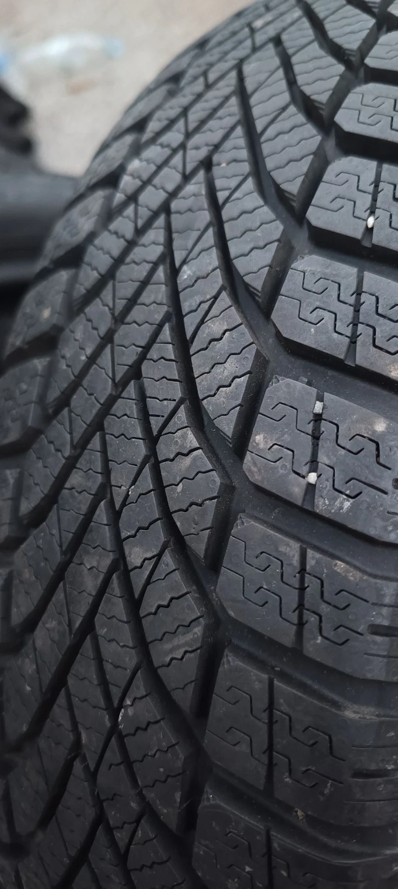 Гуми Зимни 175/55R15, снимка 4 - Гуми и джанти - 56642203