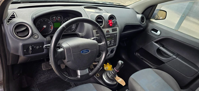 Ford Fiesta 1.4i, снимка 6 - Автомобили и джипове - 47323644