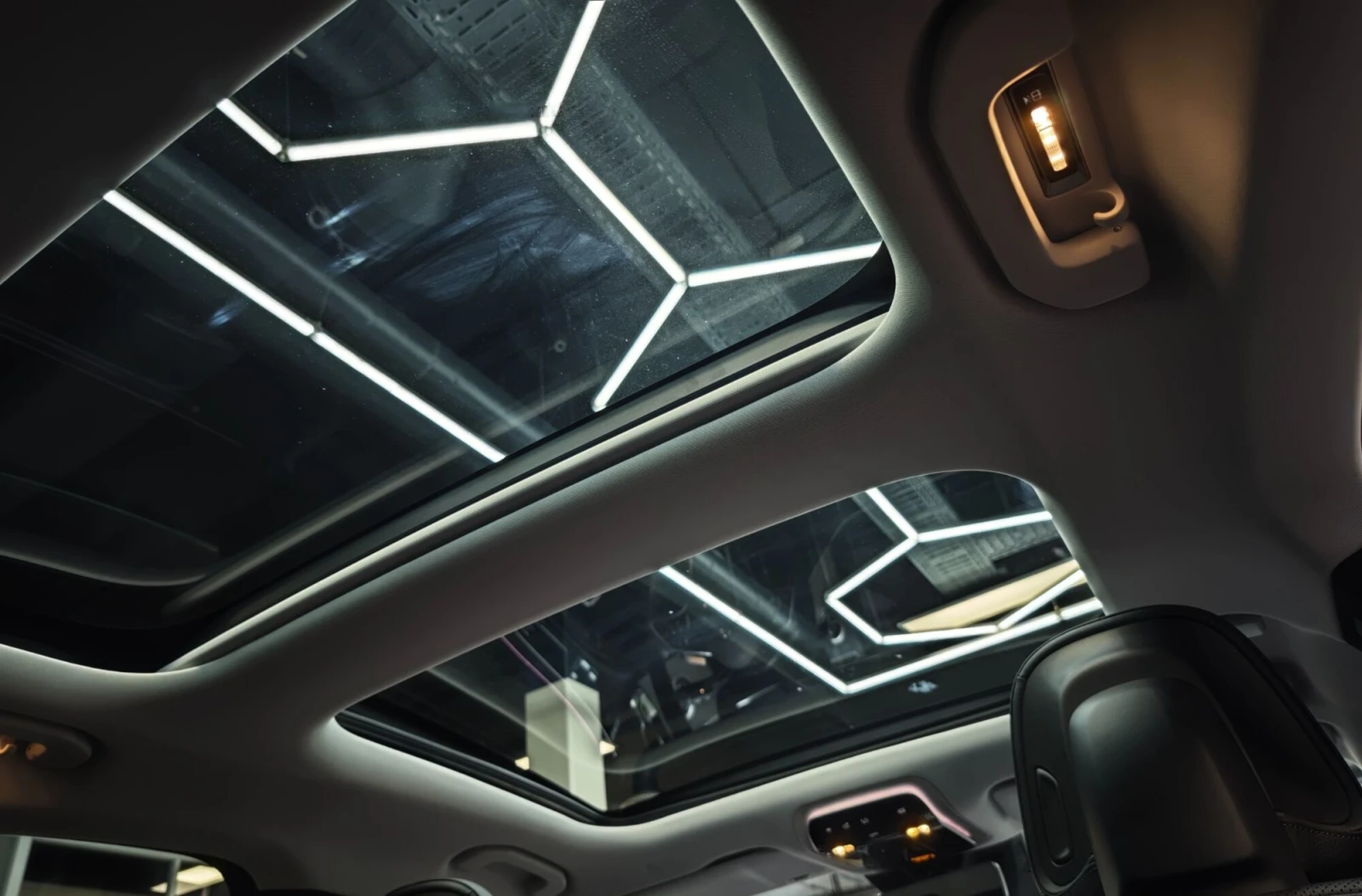 Mercedes-Benz E 200 Hybrid 4Matic , снимка 11 - Автомобили и джипове - 54339978