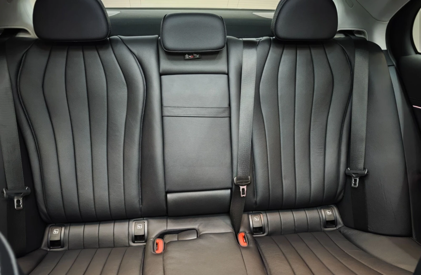 Mercedes-Benz E 200 Hybrid 4Matic , снимка 13 - Автомобили и джипове - 54339978