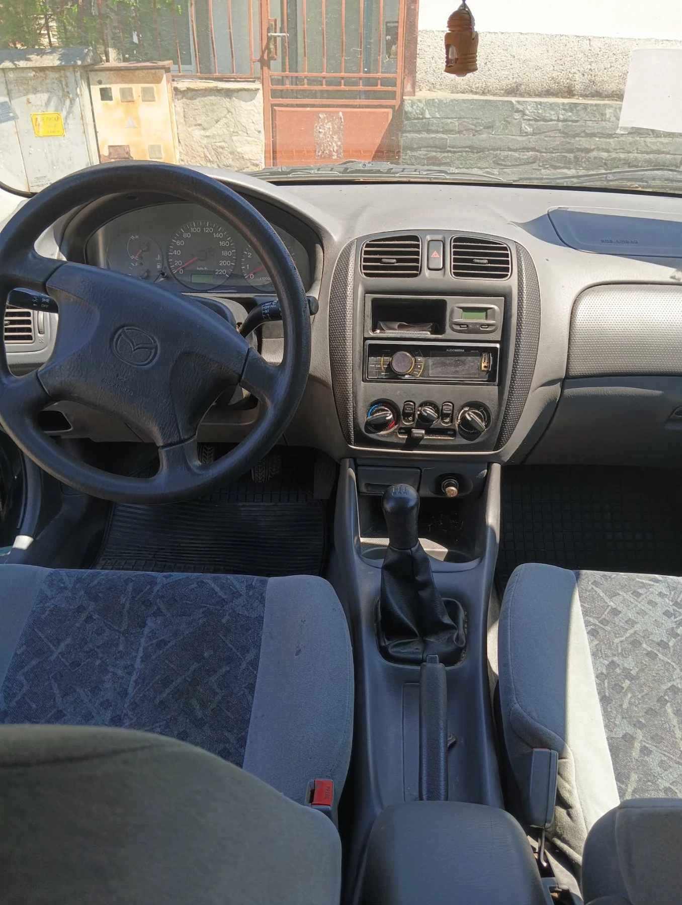 Mazda 323, снимка 4 - Автомобили и джипове - 55102420
