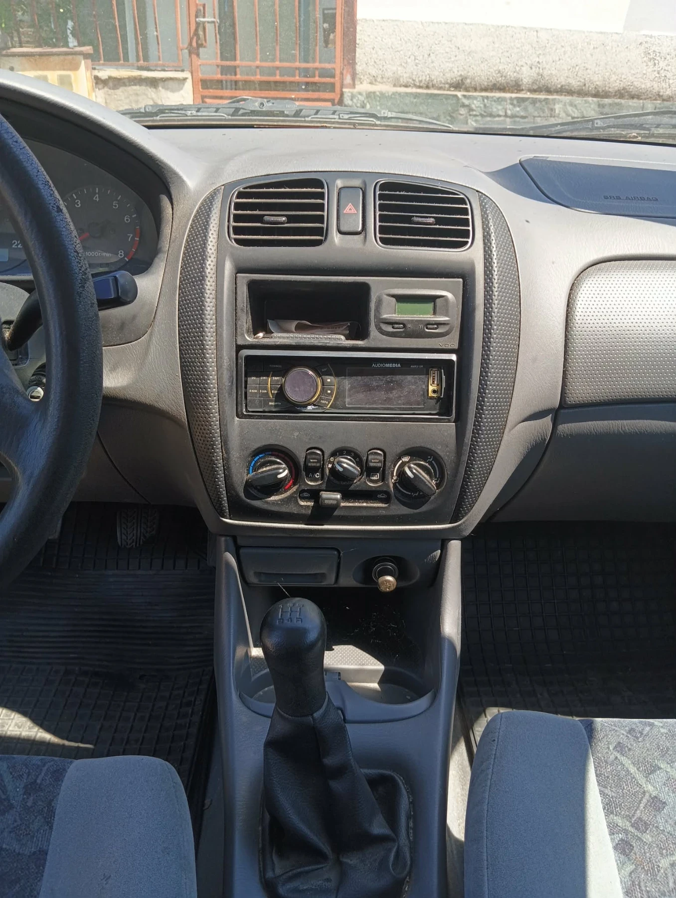 Mazda 323, снимка 3 - Автомобили и джипове - 55102420