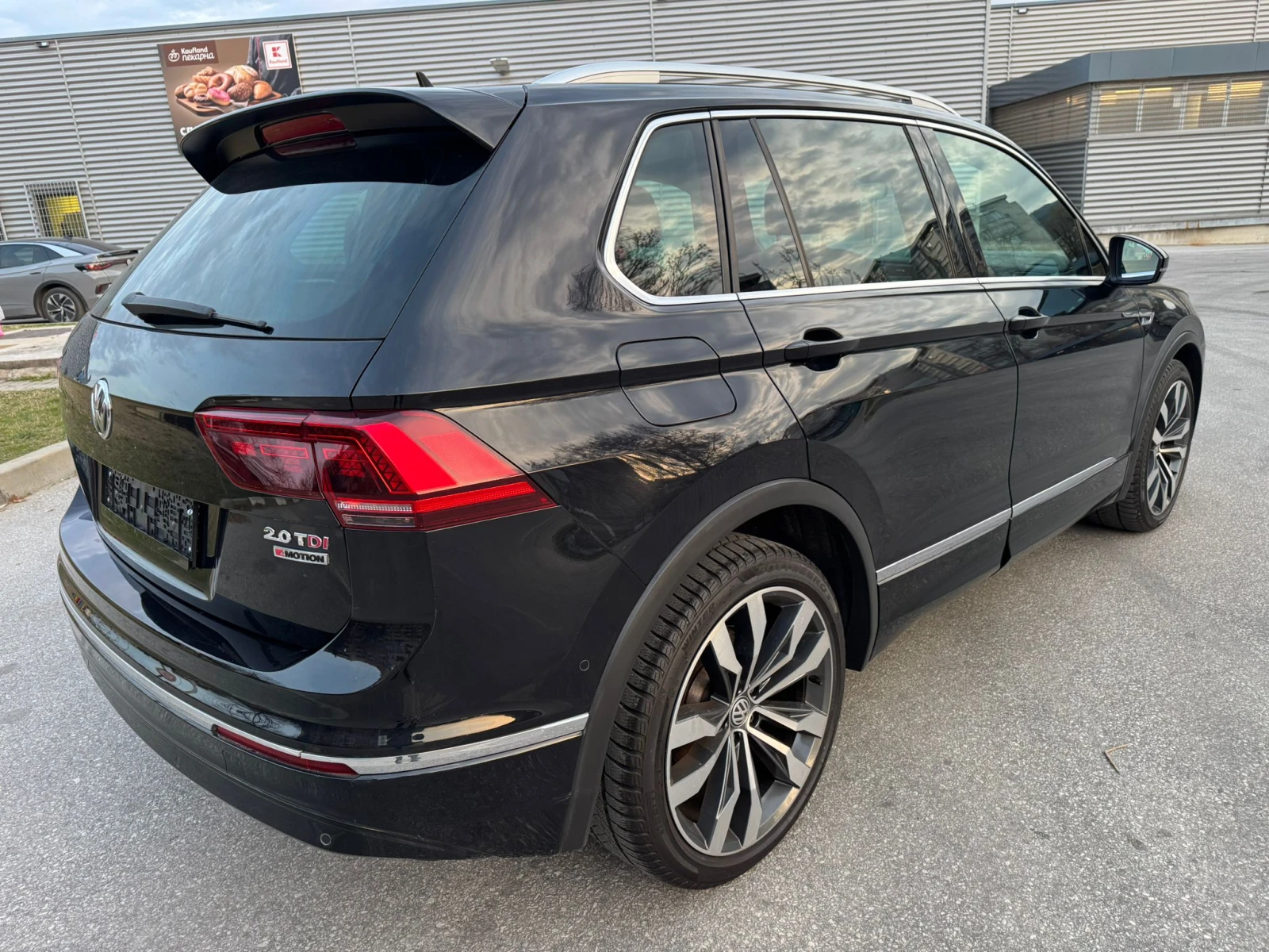 VW Tiguan R-LINE :: 190к.с. :: 4MOTION :: DIGITAL, снимка 4 - Автомобили и джипове - 53712914