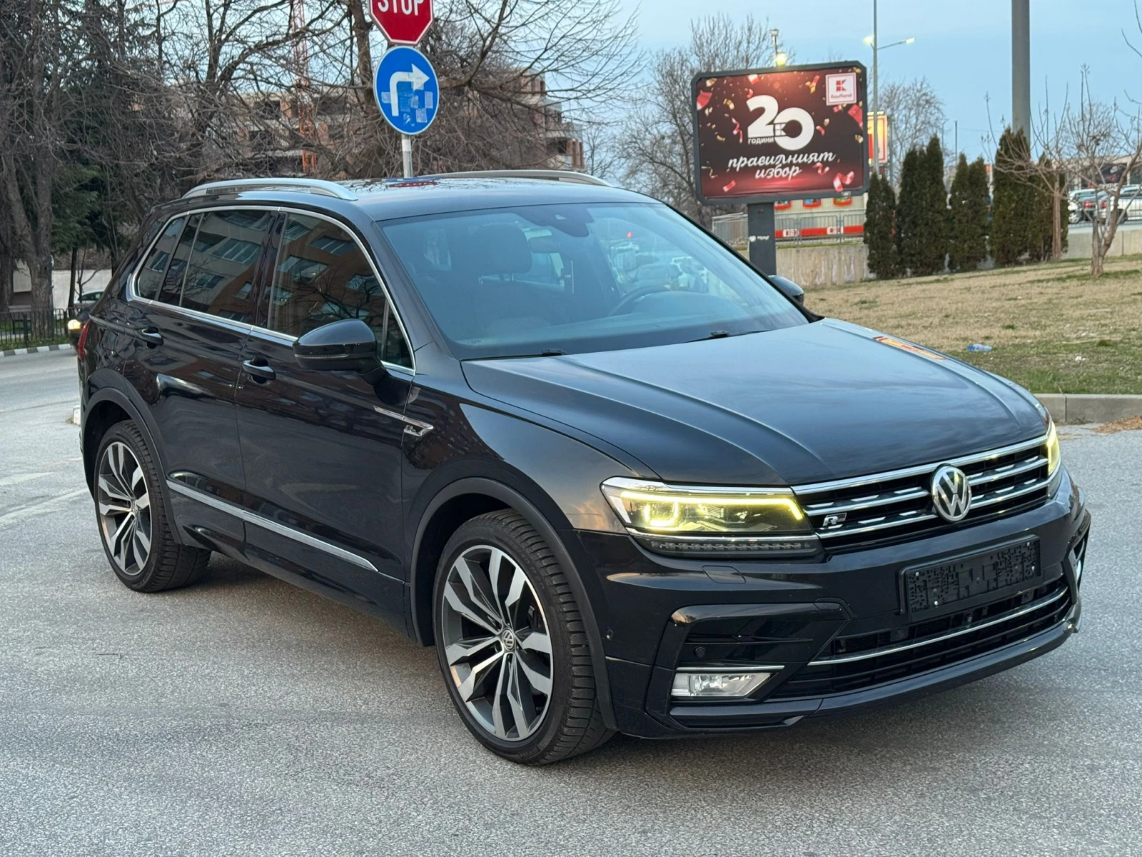 VW Tiguan R-LINE :: 190к.с. :: 4MOTION :: DIGITAL, снимка 3 - Автомобили и джипове - 53712914