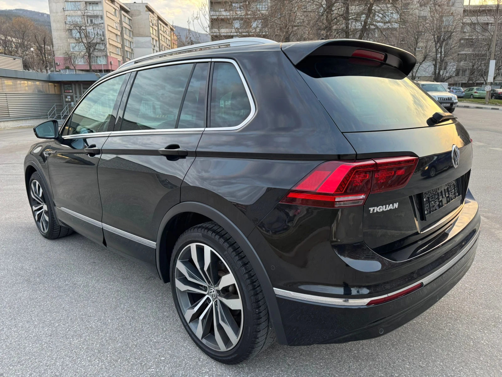 VW Tiguan R-LINE :: 190к.с. :: 4MOTION :: DIGITAL, снимка 5 - Автомобили и джипове - 53712914