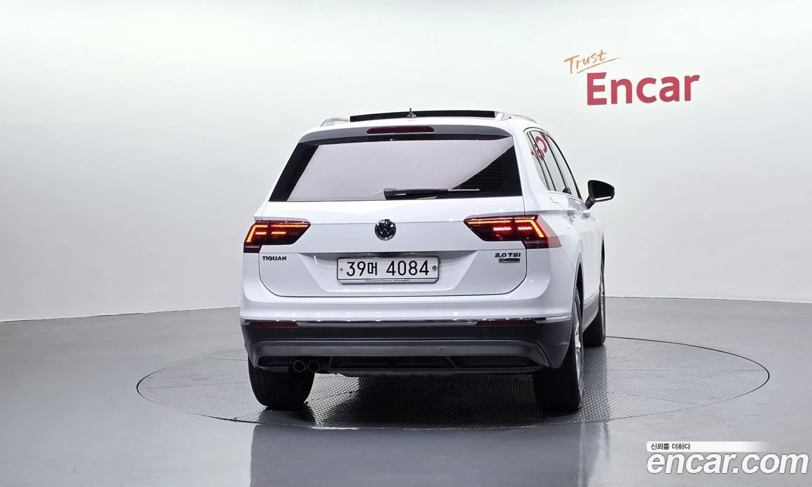 VW Tiguan 2.0 TSI 4Motion, снимка 4 - Автомобили и джипове - 56122269