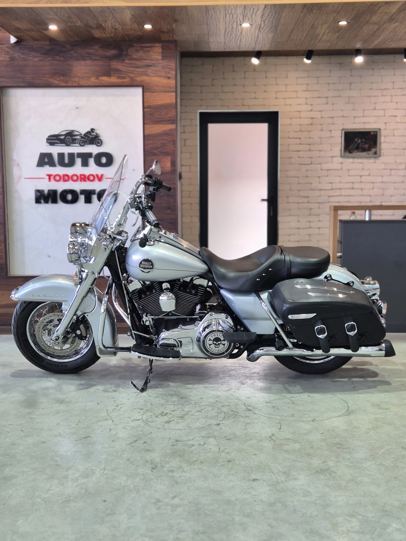 Harley-Davidson Touring ROAD KING 96inch 22000км ABS AKRAPOVIC ШВЕЙЦАРИЯ!, снимка 4 - Мотоциклети и мототехника - 55778379