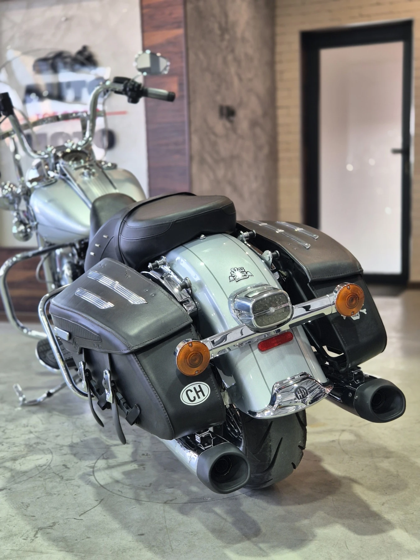 Harley-Davidson Touring ROAD KING 96inch 22000км ABS AKRAPOVIC ШВЕЙЦАРИЯ!, снимка 6 - Мотоциклети и мототехника - 55778379