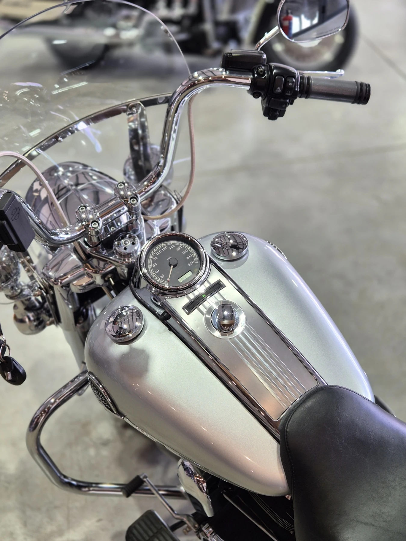 Harley-Davidson Touring ROAD KING 96inch 22000км ABS AKRAPOVIC ШВЕЙЦАРИЯ!, снимка 12 - Мотоциклети и мототехника - 55778379
