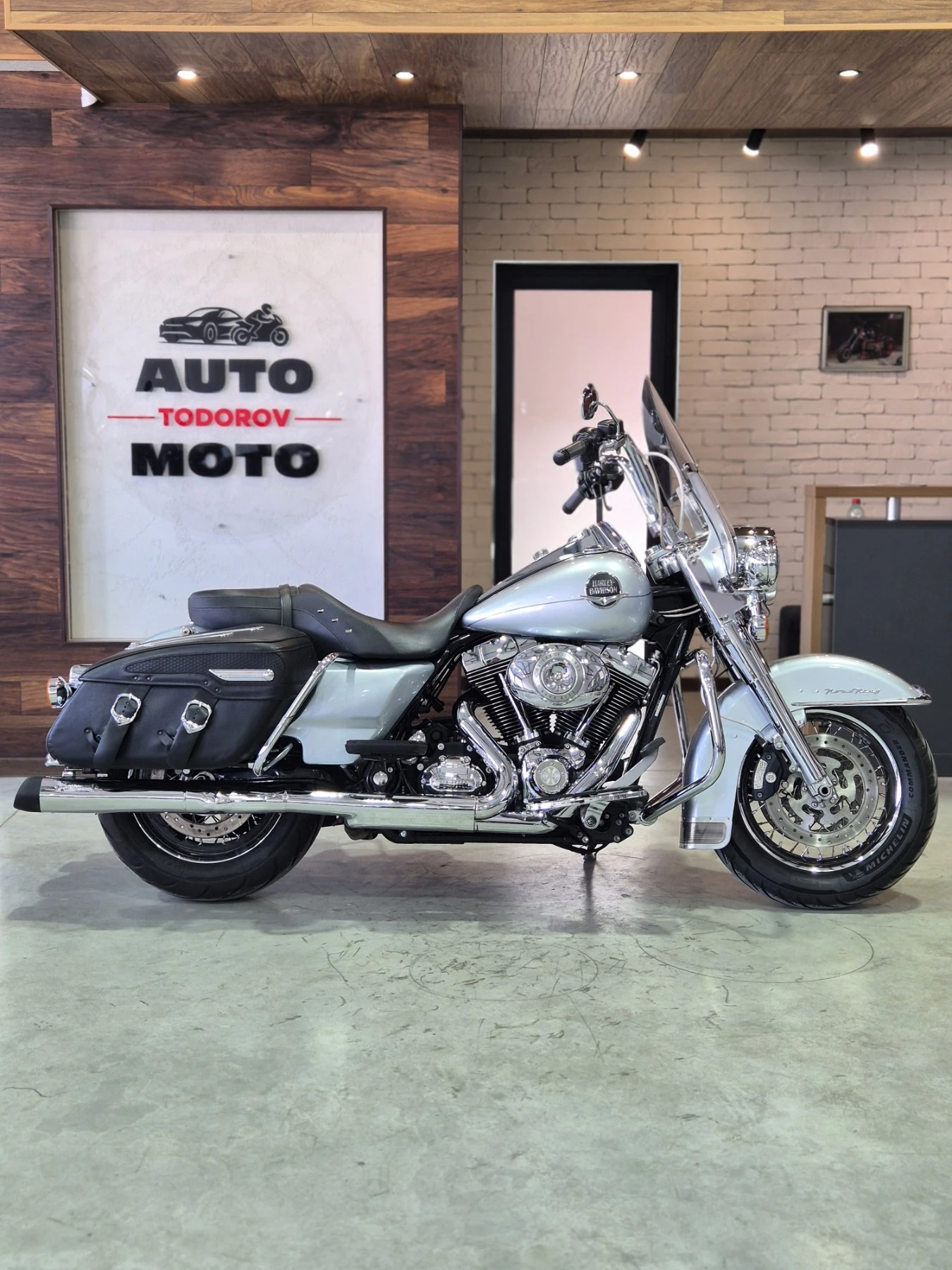 Harley-Davidson Touring ROAD KING 96inch 22000км ABS AKRAPOVIC ШВЕЙЦАРИЯ!, снимка 7 - Мотоциклети и мототехника - 55778379