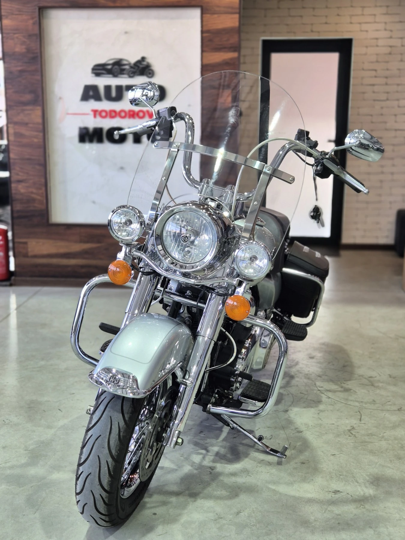 Harley-Davidson Touring ROAD KING 96inch 22000км ABS AKRAPOVIC ШВЕЙЦАРИЯ!, снимка 2 - Мотоциклети и мототехника - 55778379