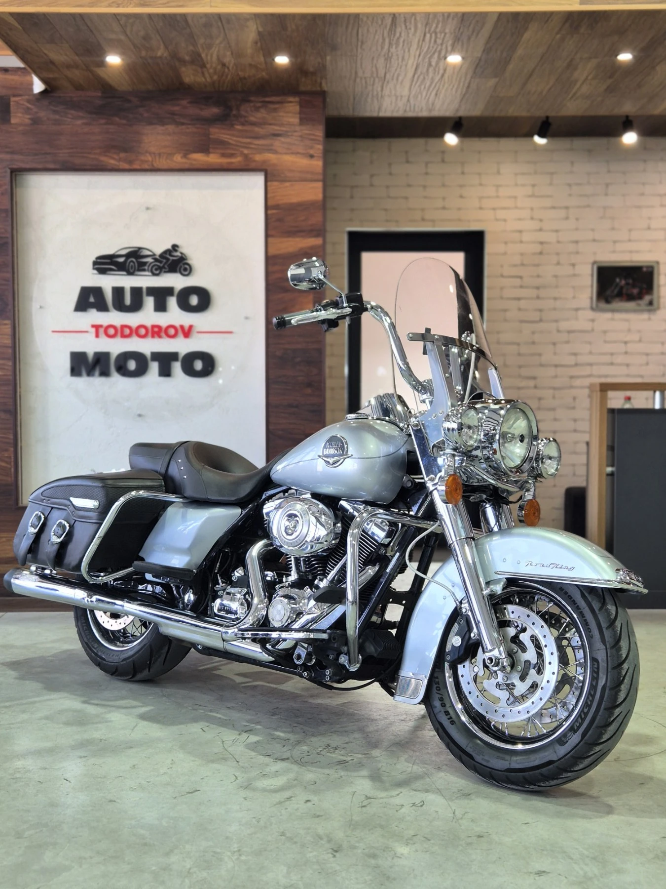 Harley-Davidson Touring ROAD KING 96inch 22000км ABS AKRAPOVIC ШВЕЙЦАРИЯ!
