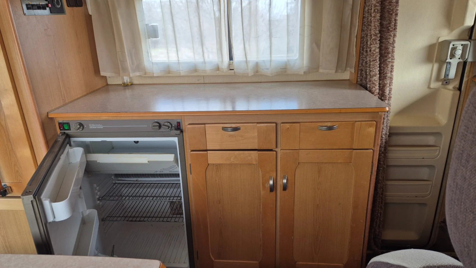 Кемпер Euramobil 2.5 TDI, снимка 8 - Каравани и кемпери - 53939895