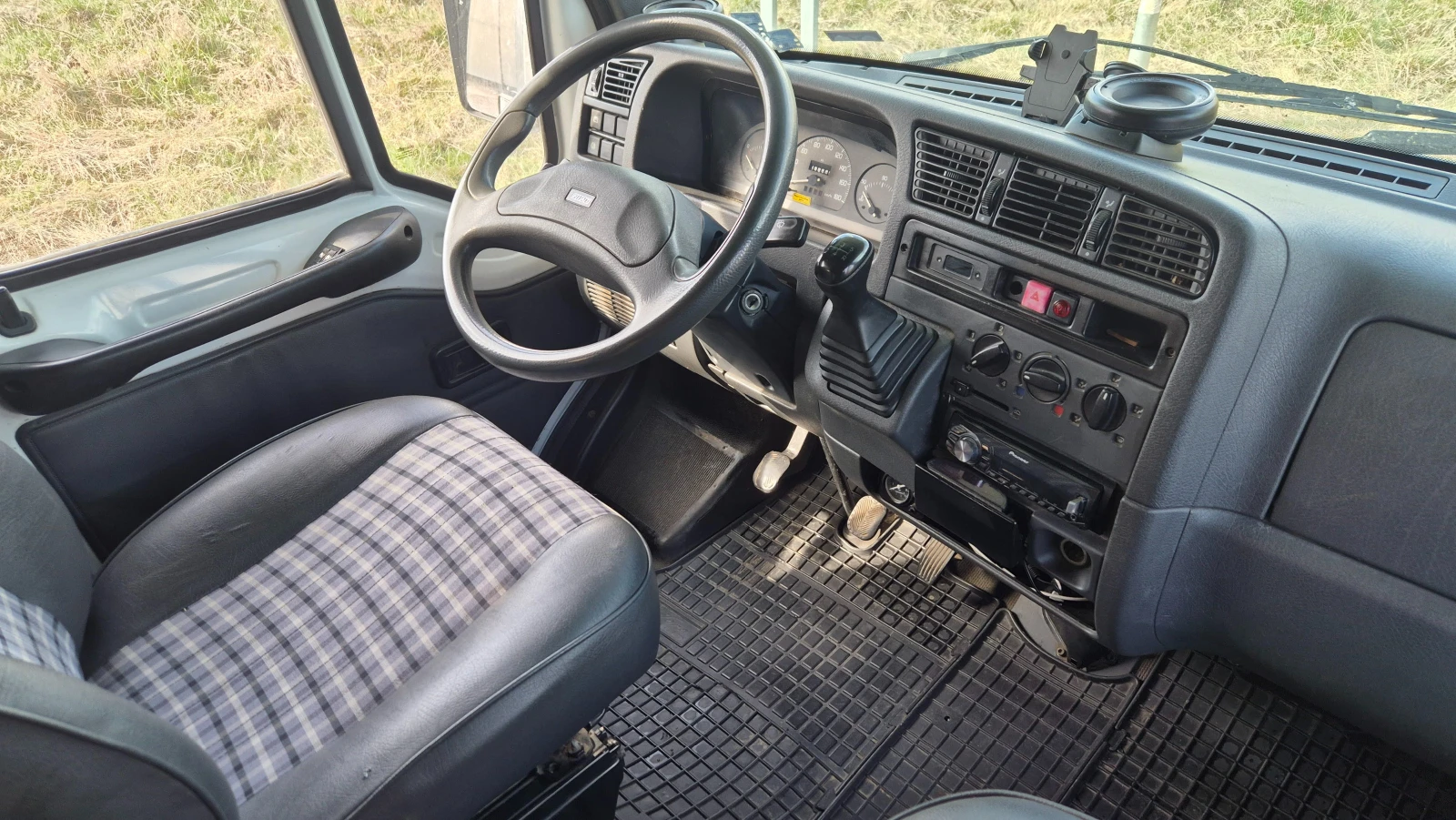 Кемпер Euramobil 2.5 TDI, снимка 13 - Каравани и кемпери - 53939895