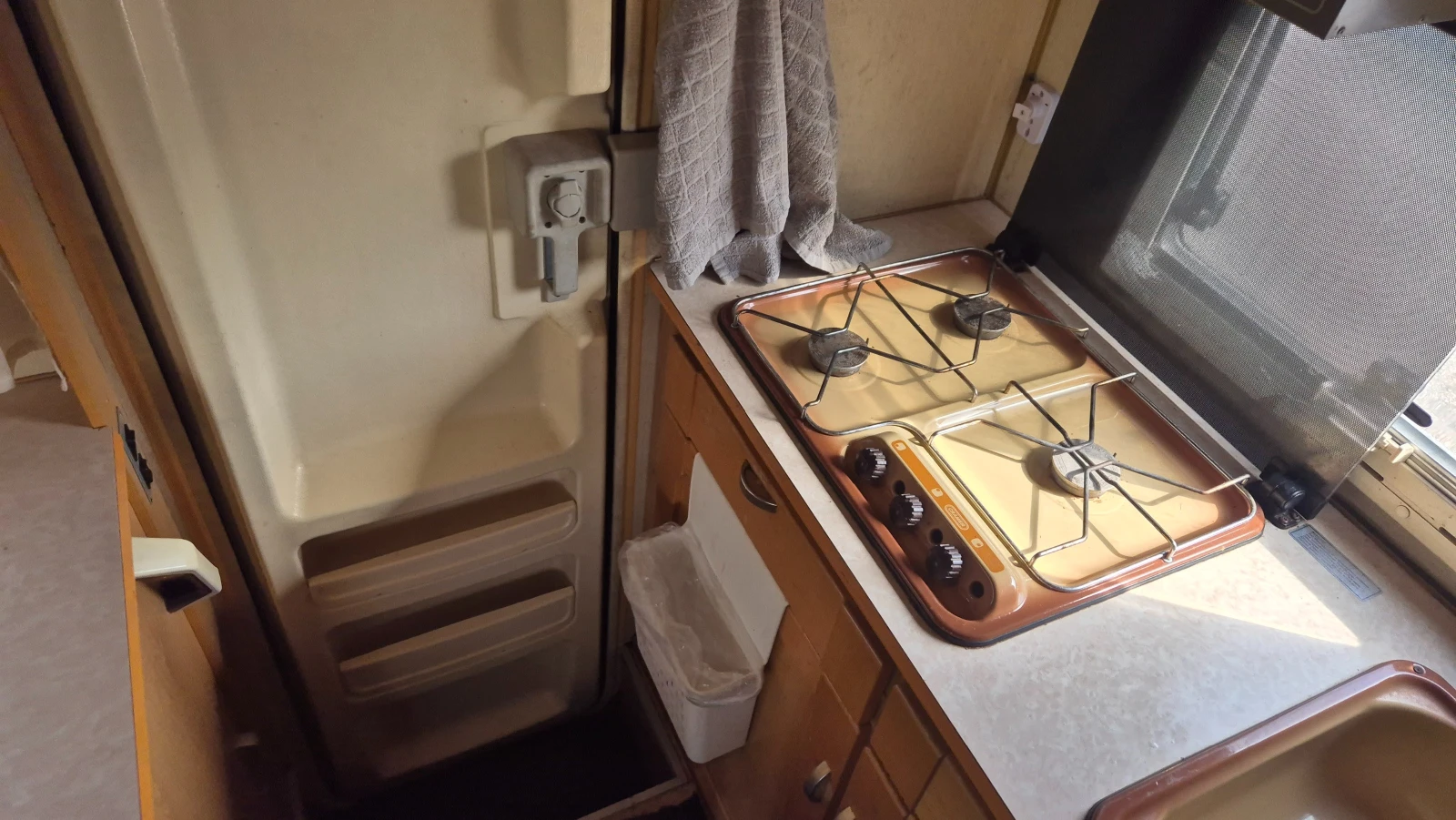 Кемпер Euramobil 2.5 TDI, снимка 11 - Каравани и кемпери - 53939895