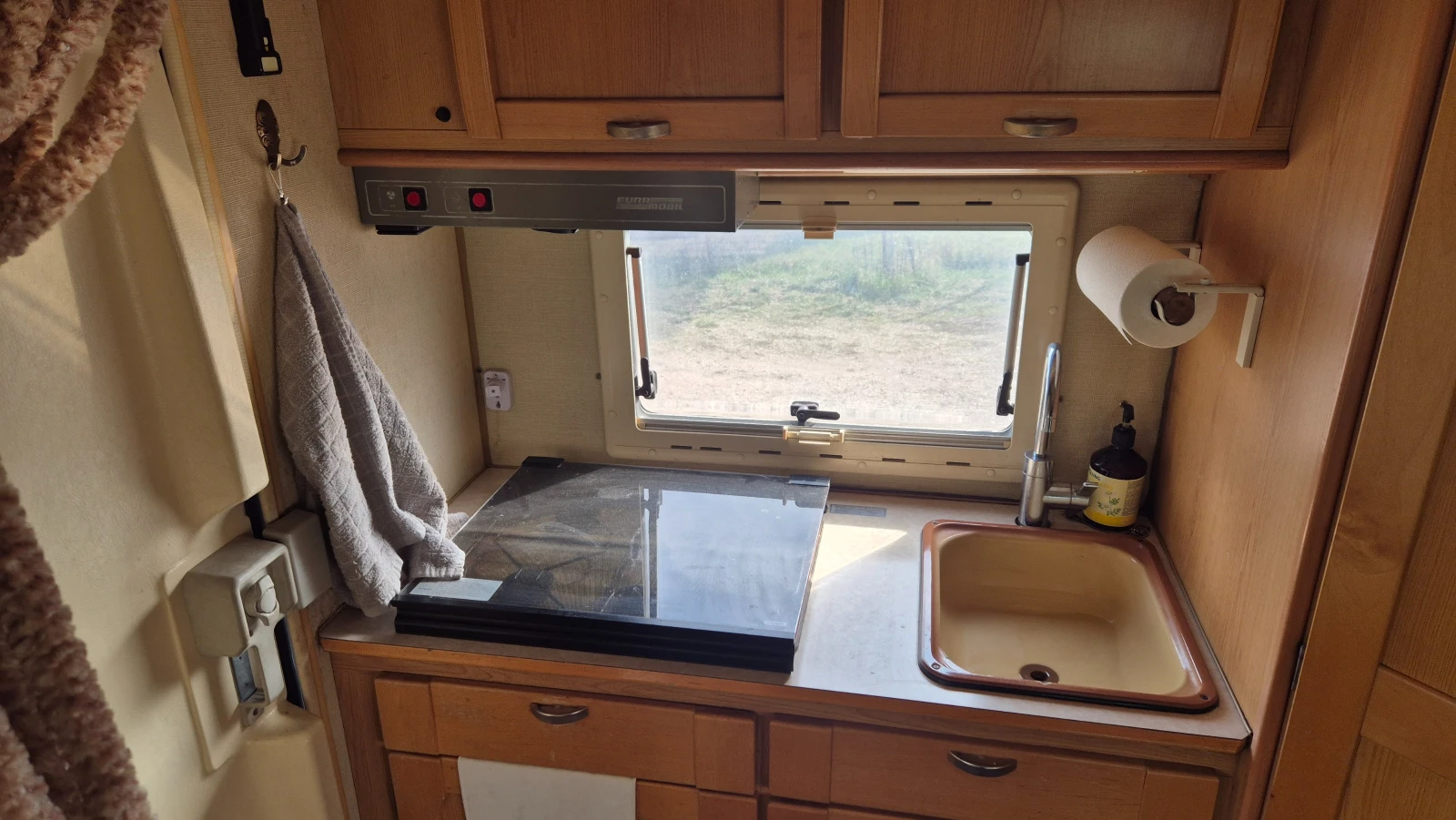 Кемпер Euramobil 2.5 TDI, снимка 10 - Каравани и кемпери - 53939895