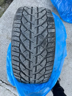 Гуми Зимни 245/40R18, снимка 5 - Гуми и джанти - 49392770