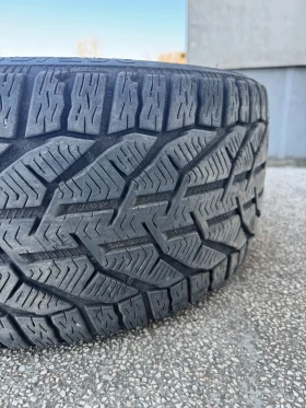 Гуми Зимни 245/40R18, снимка 7 - Гуми и джанти - 49392770