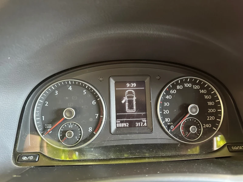 VW Touran 1.4 фабричен Метан, снимка 9 - Автомобили и джипове - 51379405