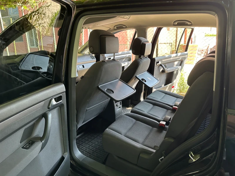 VW Touran 1.4 фабричен Метан, снимка 8 - Автомобили и джипове - 51379405