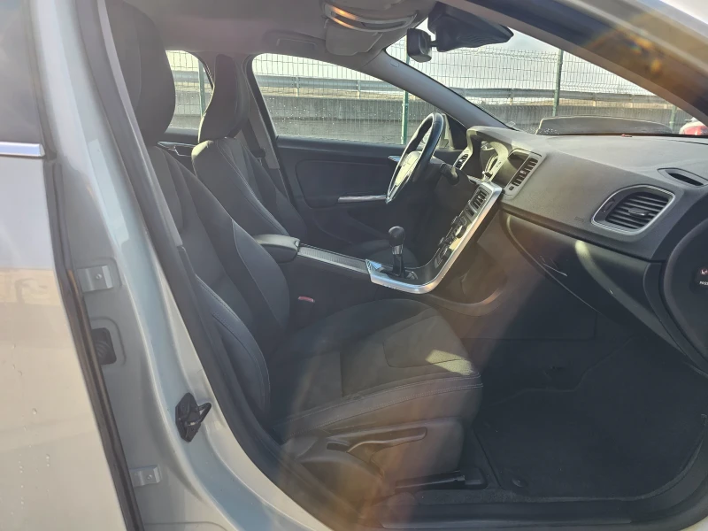 Volvo S60 2.0d.163k.c., снимка 14 - Автомобили и джипове - 52814343