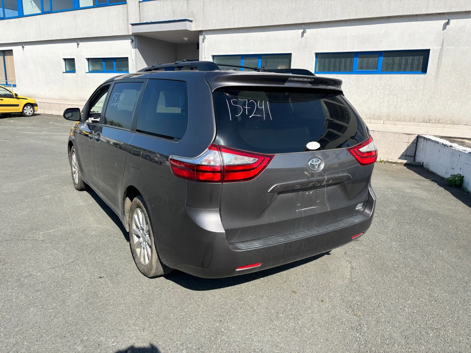 Toyota Sienna XLE AWD - изображение 3