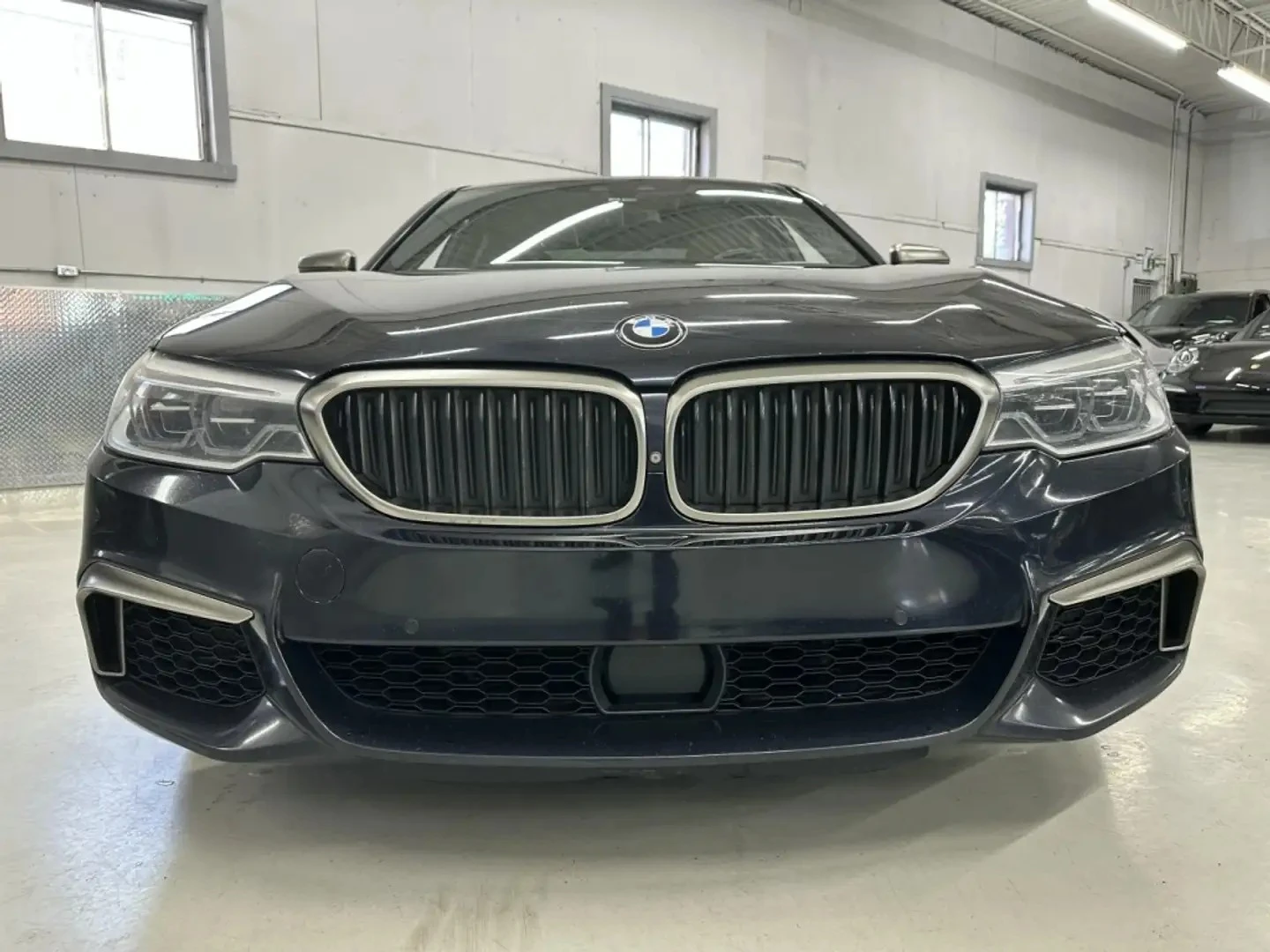 BMW 550 M xDrive Premium pkg Цена до България & АвтоКредит, снимка 8 - Автомобили и джипове - 56058811