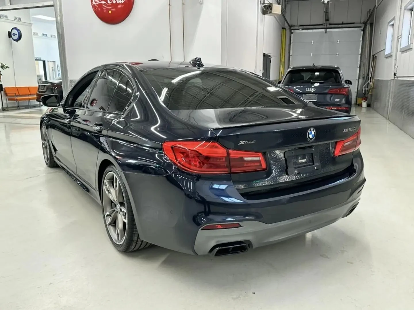 BMW 550 M xDrive Premium pkg Цена до България & АвтоКредит, снимка 3 - Автомобили и джипове - 56058811