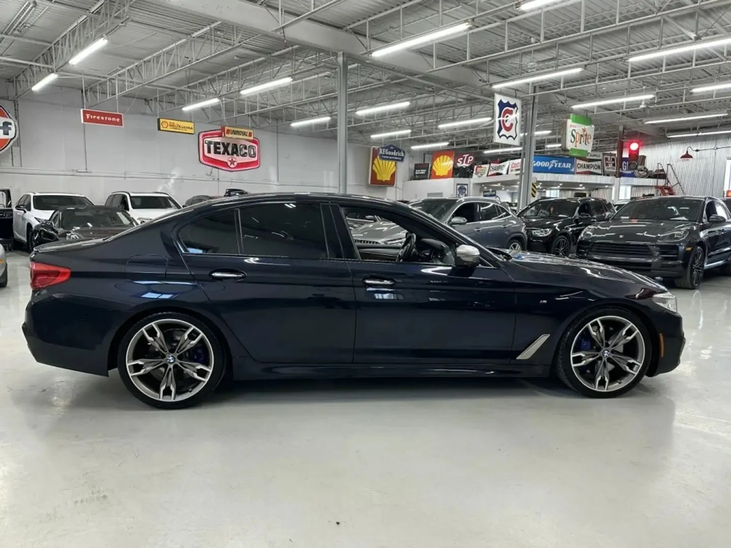 BMW 550 M xDrive Premium pkg Цена до България & АвтоКредит, снимка 6 - Автомобили и джипове - 56058811
