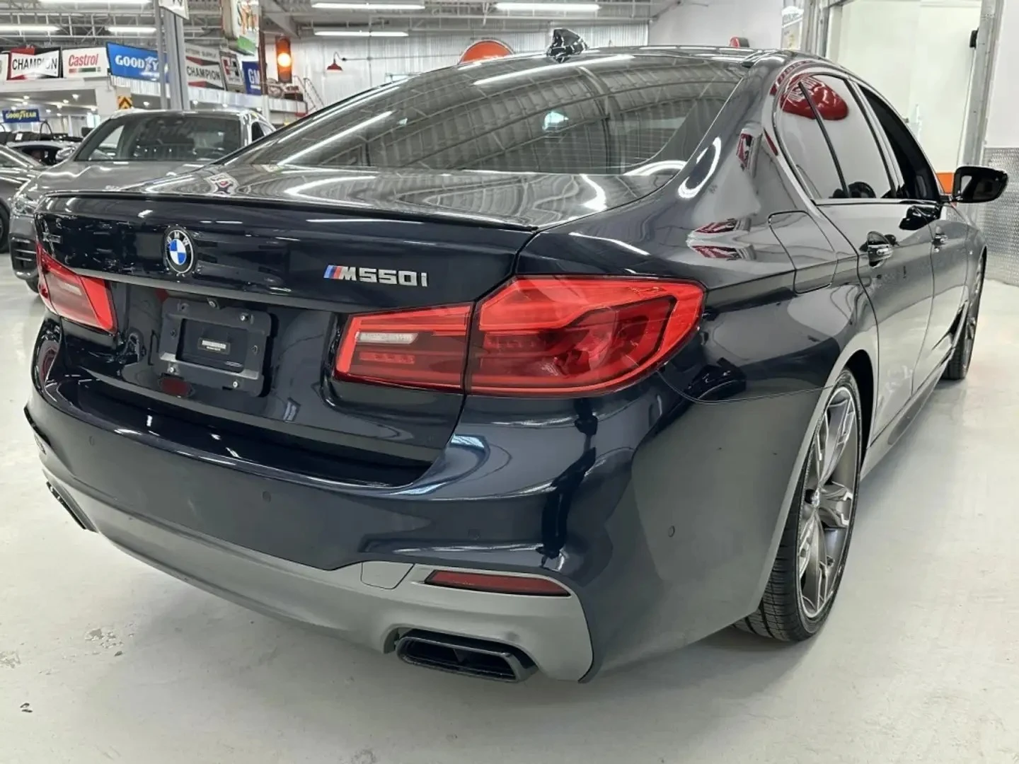 BMW 550 M xDrive Premium pkg Цена до България & АвтоКредит, снимка 5 - Автомобили и джипове - 56058811