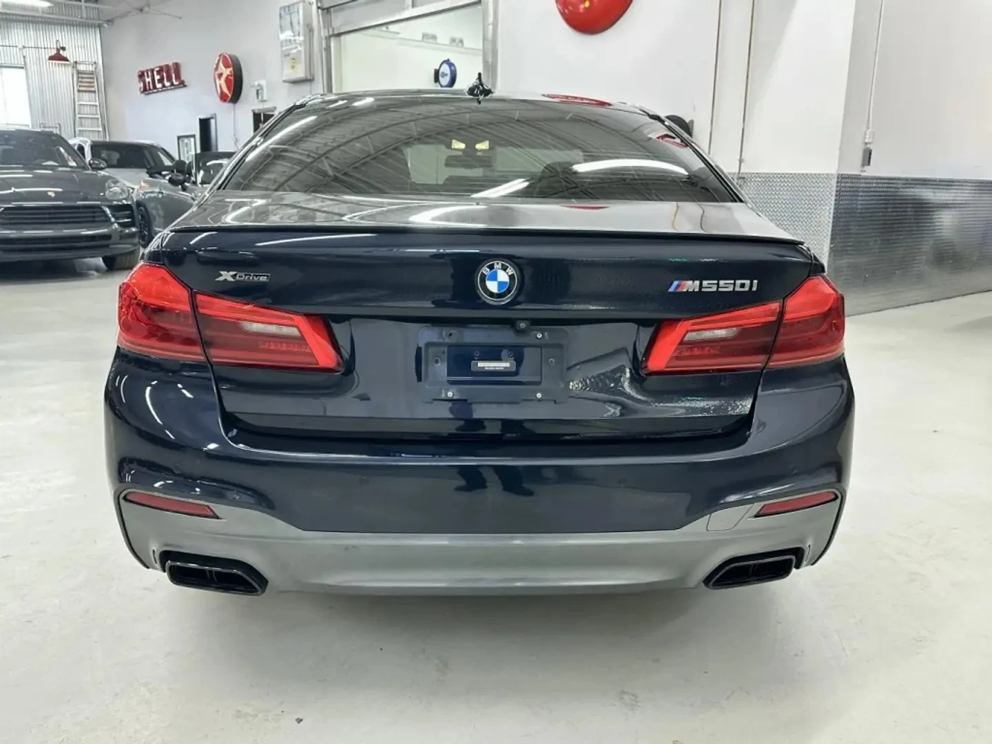 BMW 550 M xDrive Premium pkg Цена до България & АвтоКредит, снимка 4 - Автомобили и джипове - 56058811