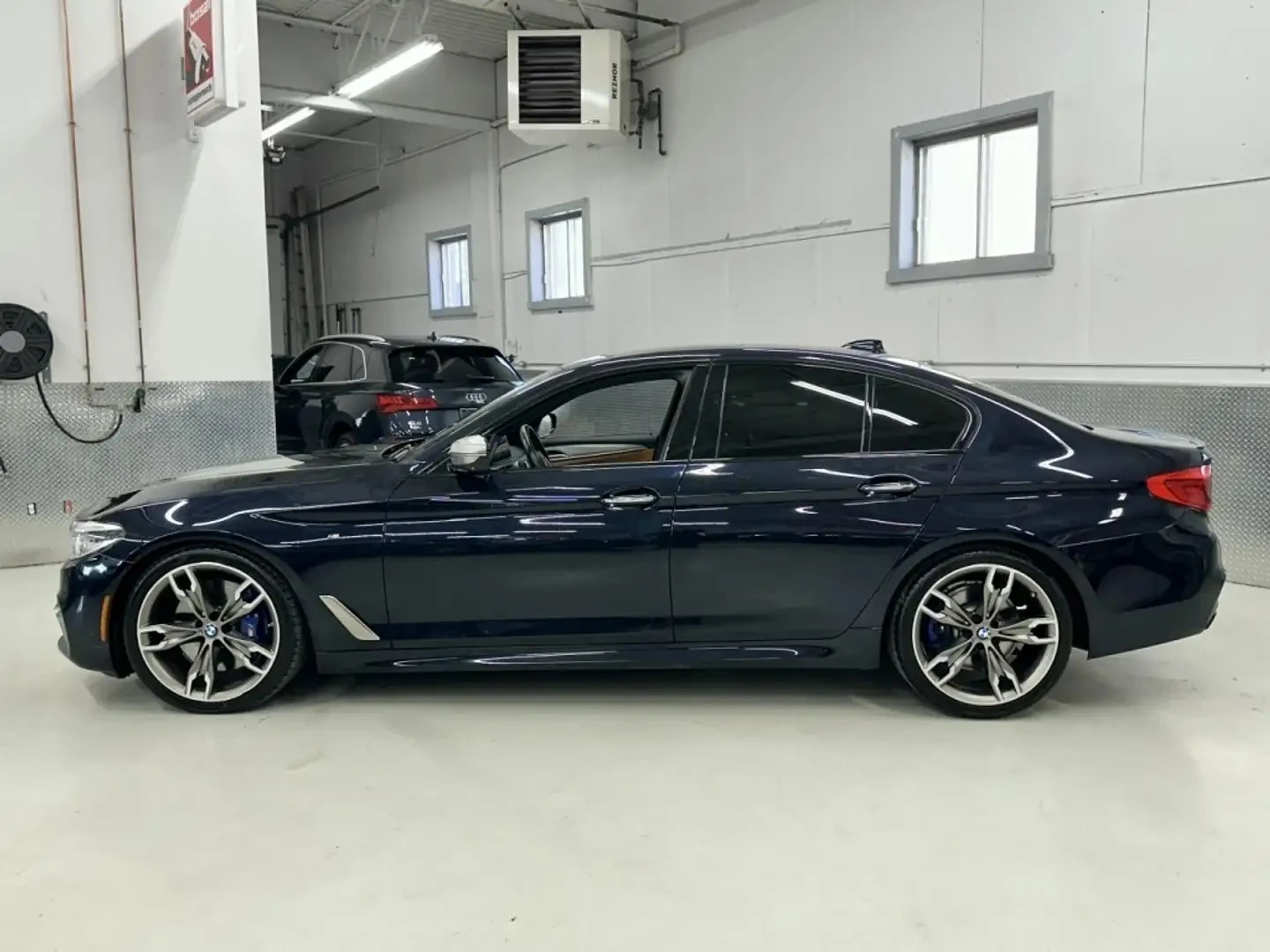 BMW 550 M xDrive Premium pkg Цена до България & АвтоКредит, снимка 2 - Автомобили и джипове - 56058811