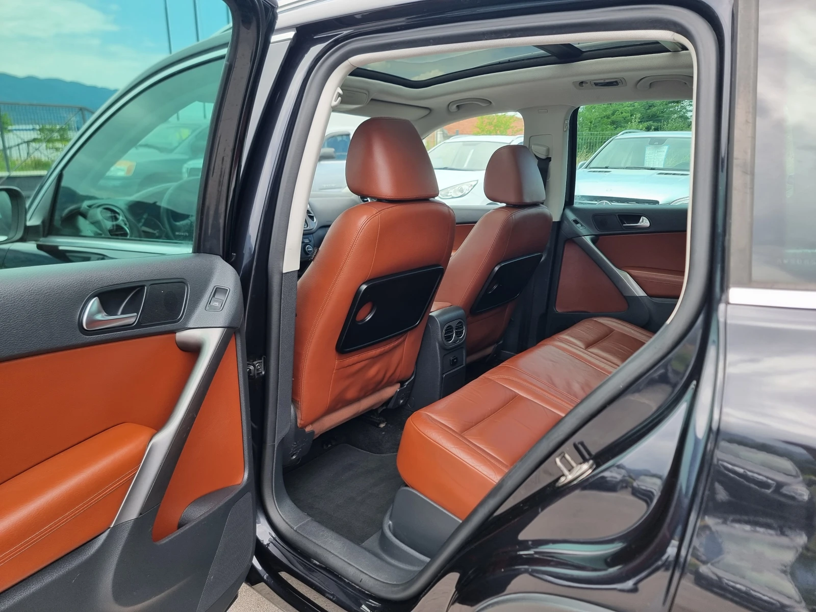 VW Tiguan 2.0TDI, снимка 11 - Автомобили и джипове - 55187458