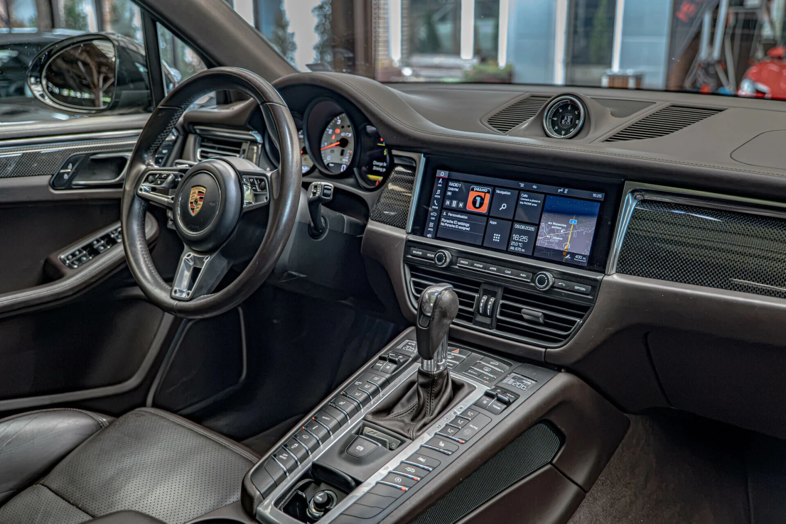 Porsche Macan GTS/PASM/Burmester High End/Панорама/Карбон/PTM/AB, снимка 13 - Автомобили и джипове - 55608155