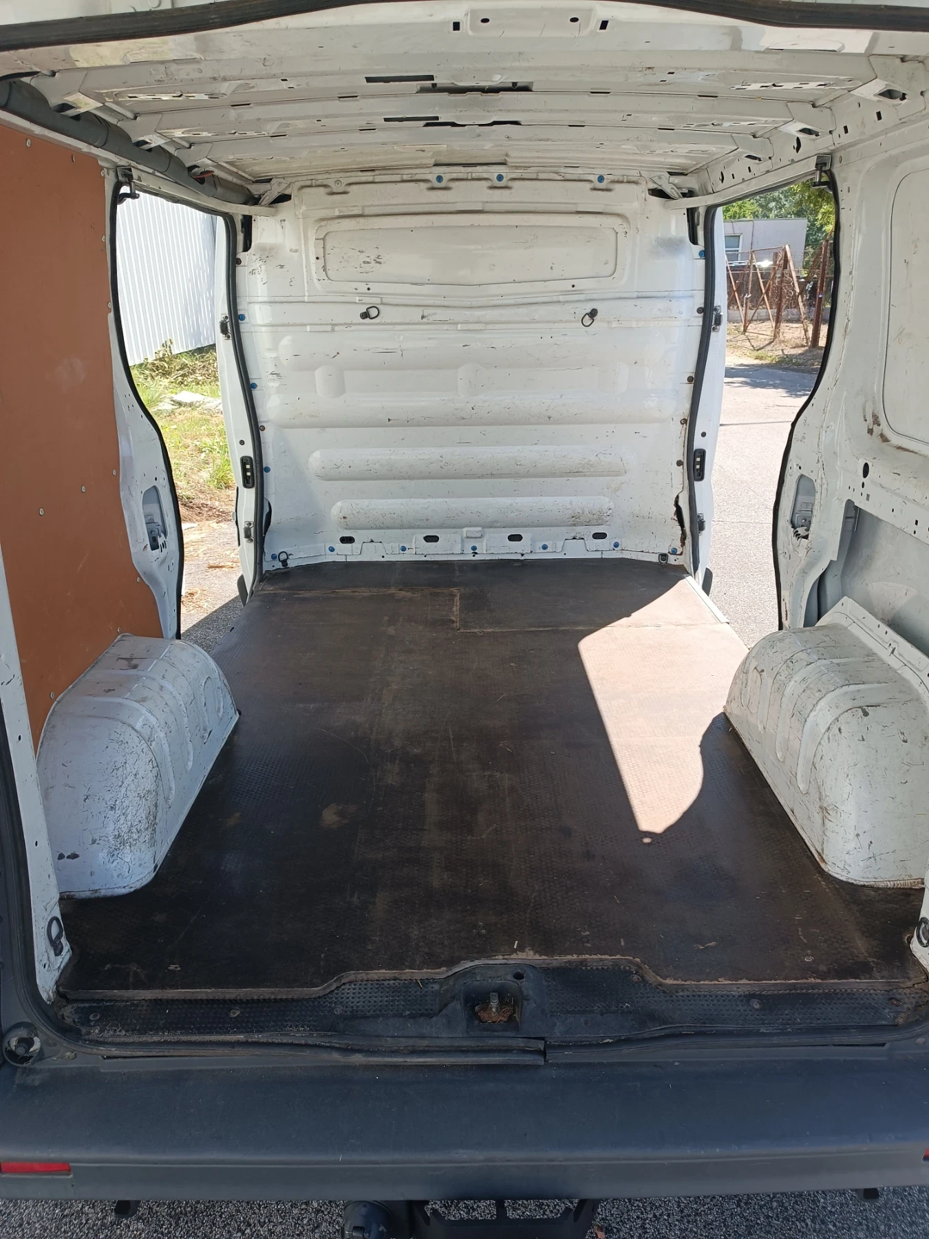 Opel Vivaro 2.5 CDTI, снимка 9 - Бусове и автобуси - 55493500