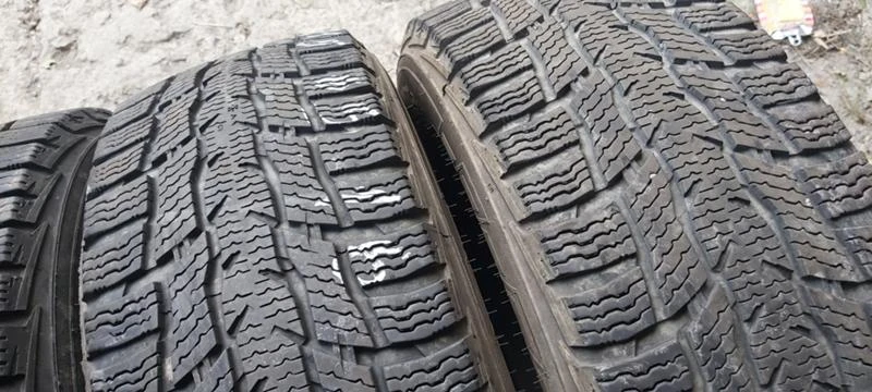 Гуми Зимни 215/65R16, снимка 4 - Гуми и джанти - 35130354