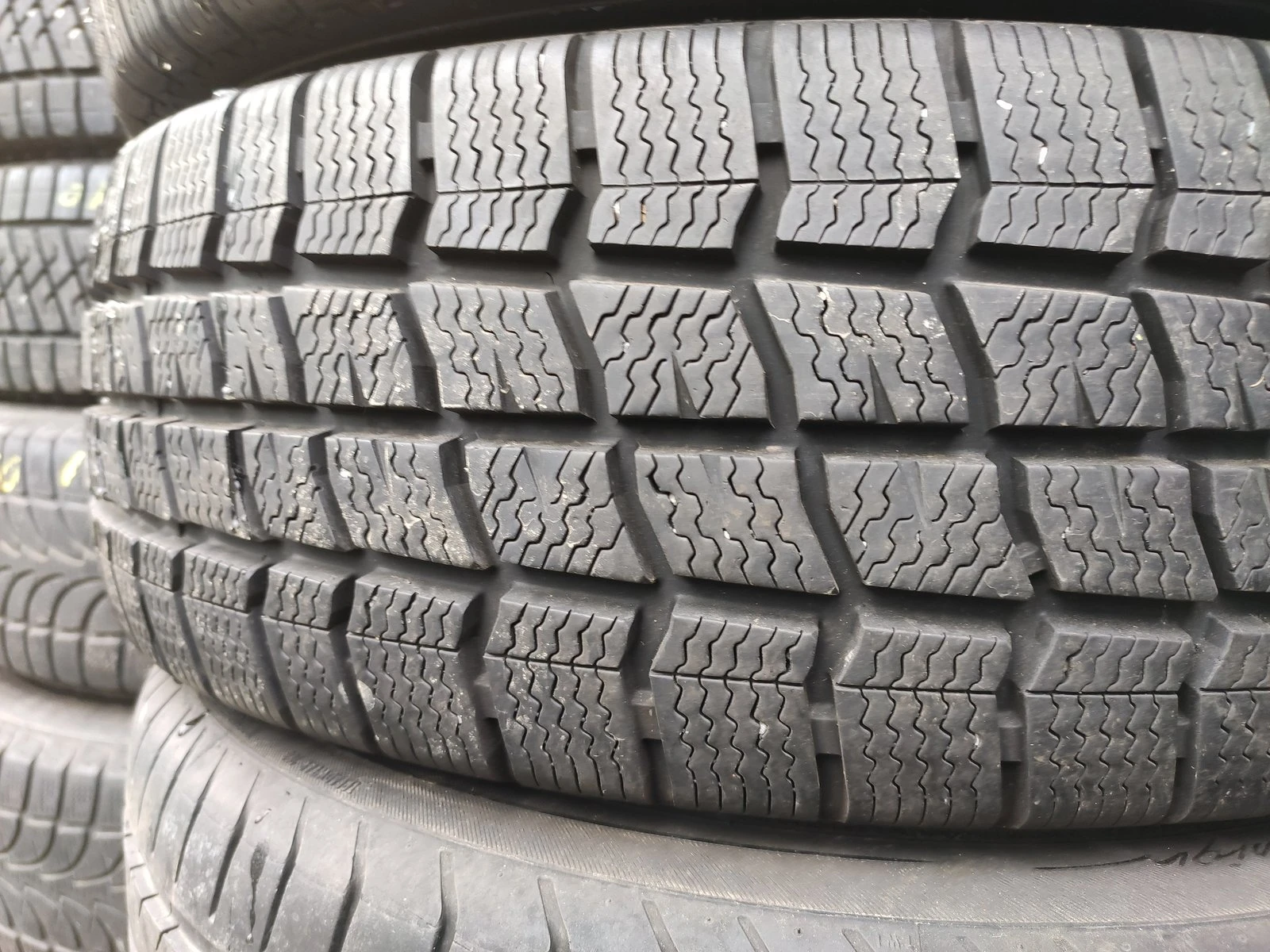 Гуми Зимни 215/65R16, снимка 2 - Гуми и джанти - 56735292