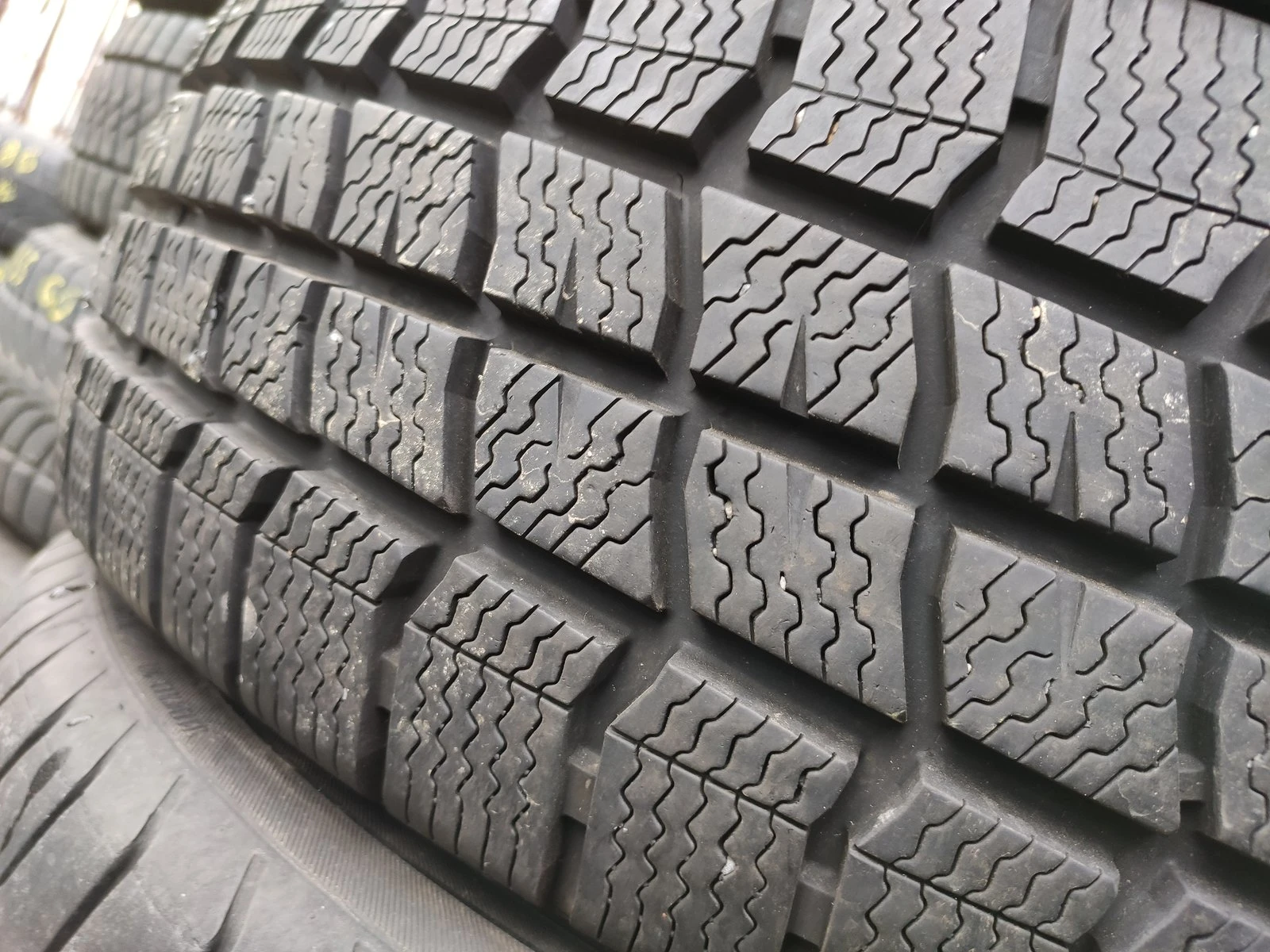Гуми Зимни 215/65R16, снимка 4 - Гуми и джанти - 56735292